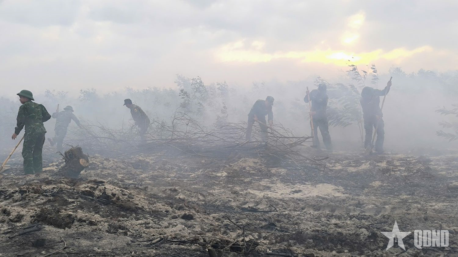 Quảng Trị: Đồn Biên phòng Cửa Tùng tham gia chữa cháy rừng